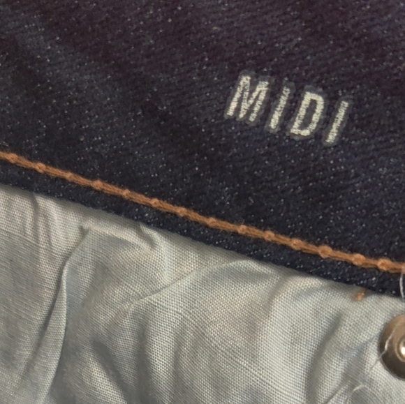 Aeropostale midi dark wash denim shorts size 4. - Picture 3 of 4